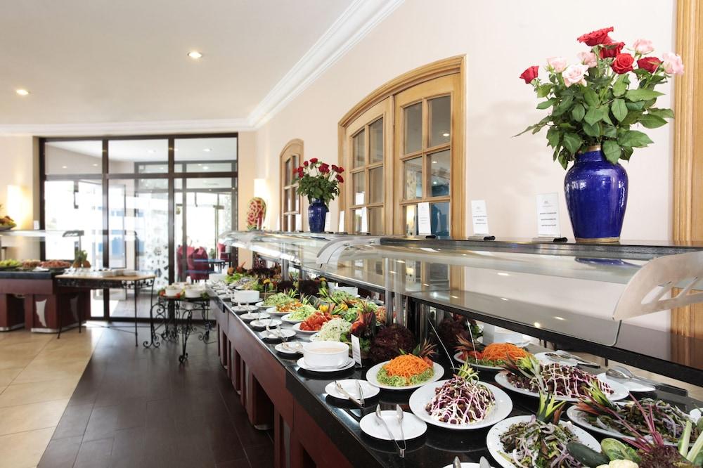 Tui Suneo Kenzi Europa Agadir Kültér fotó A buffet at a hotel
