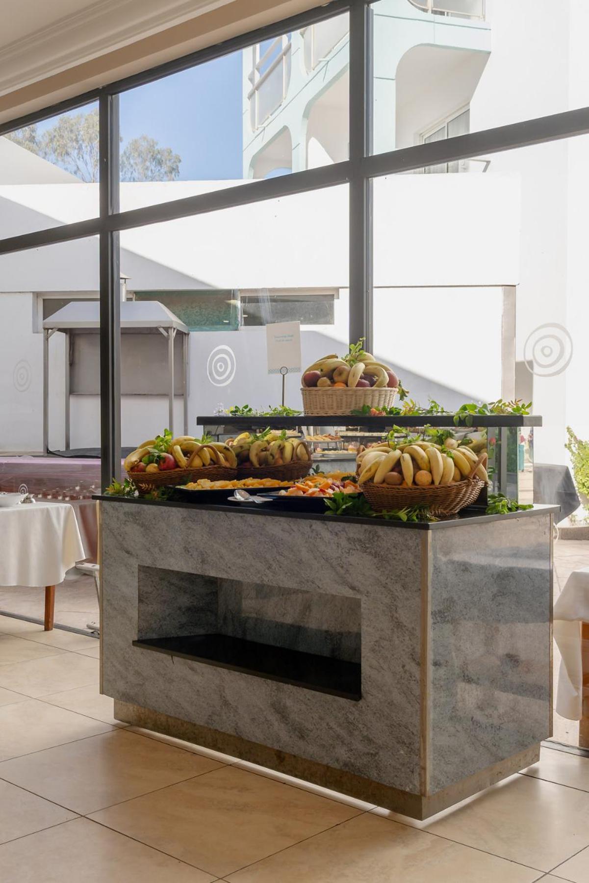 Tui Suneo Kenzi Europa Agadir Kültér fotó A buffet at a hotel