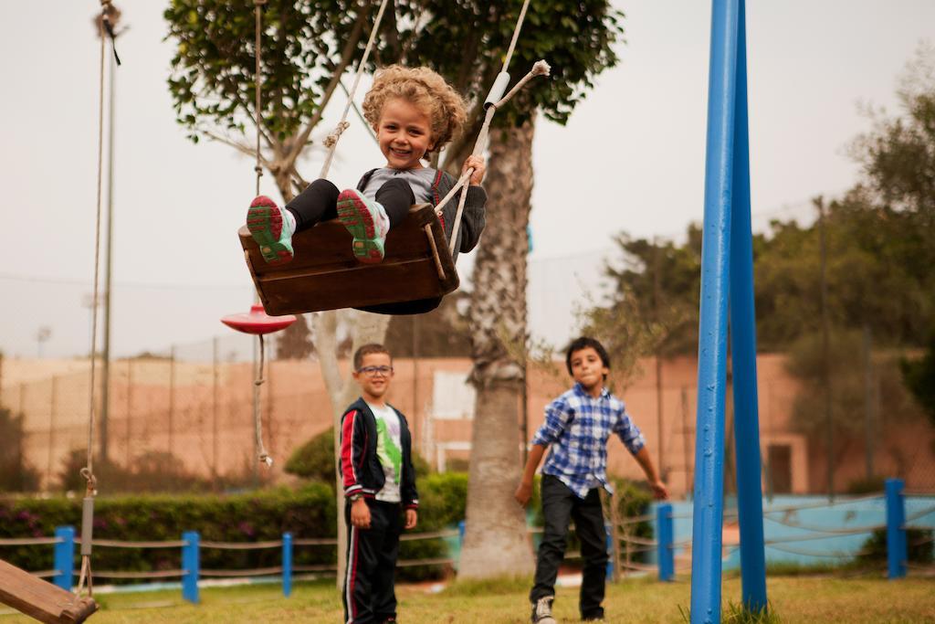 Tui Suneo Kenzi Europa Agadir Kültér fotó Children playing on a swing