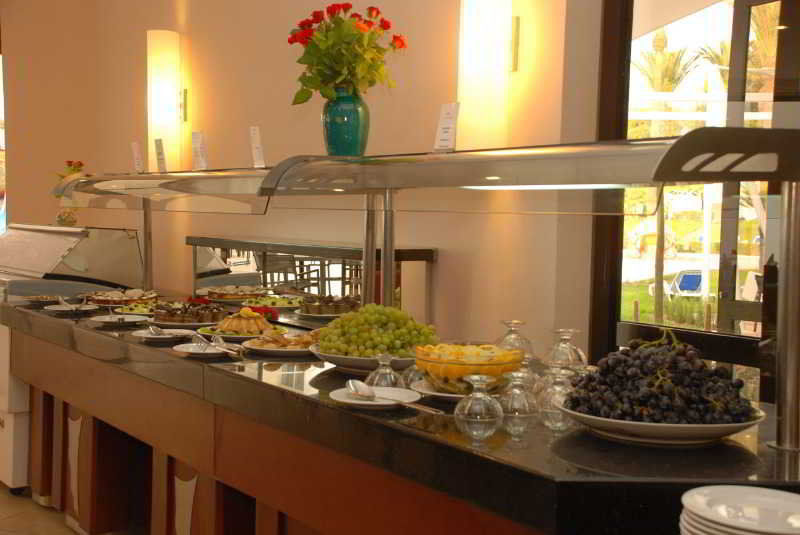 Tui Suneo Kenzi Europa Agadir Kültér fotó A buffet at a hotel